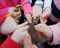 애기똥풀 매니큐어 바르기
